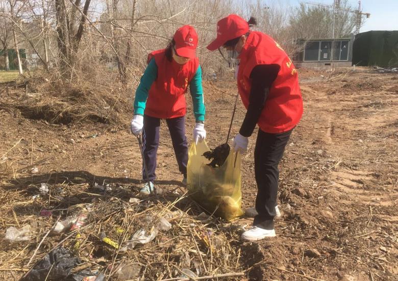 “清理垃圾 美化環境”曦隆黨員在行動