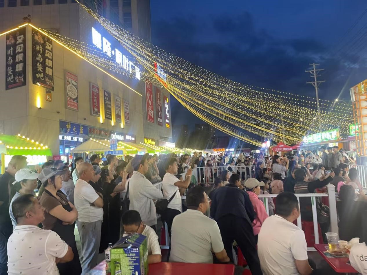 曦隆?楓葉廣場 “楓覓夜市” 開市，點燃城市夜經濟活力