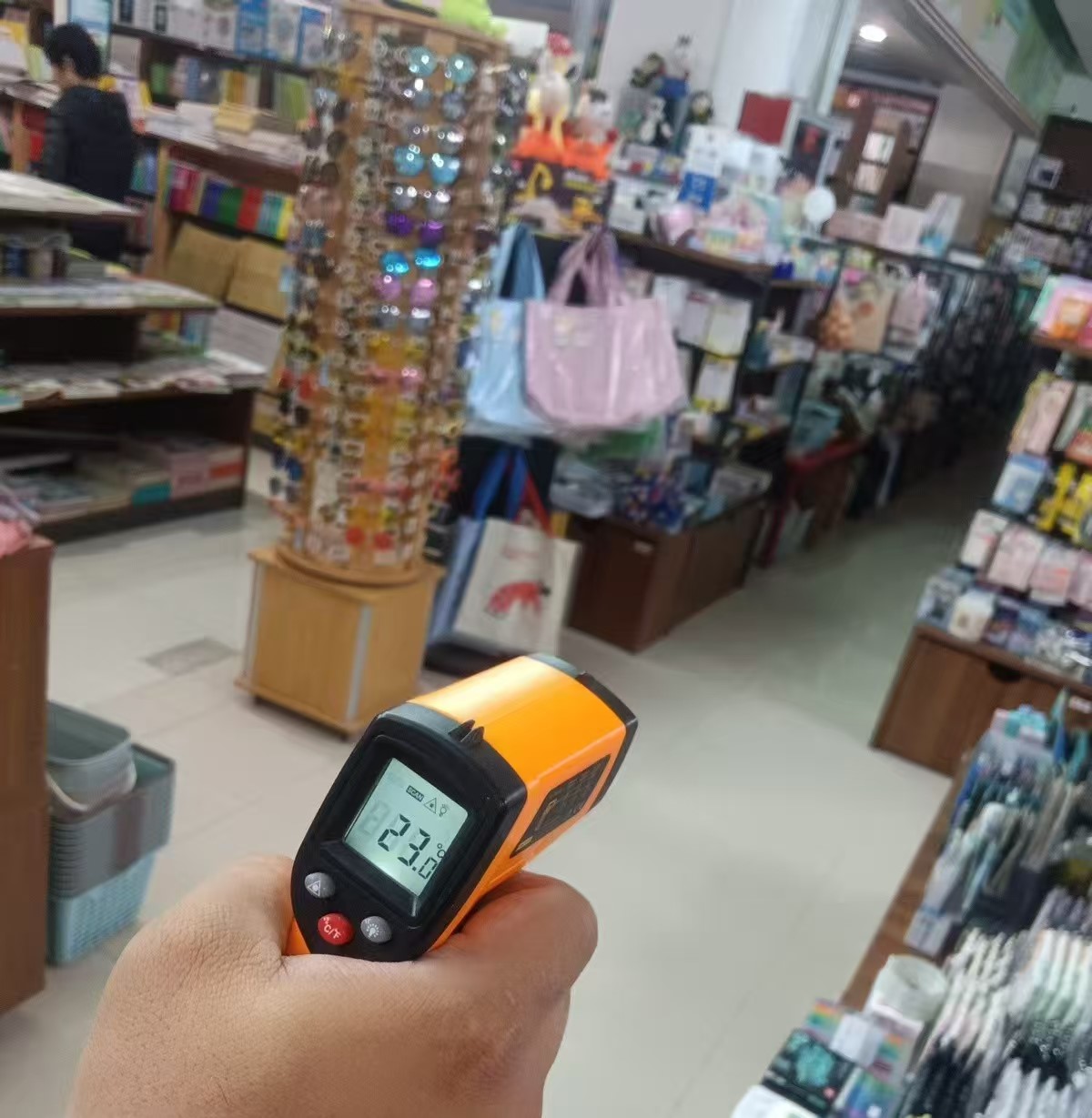 曦城物業銀杏廣場站：精準測溫護供暖，暖心服務伴商戶度寒冬