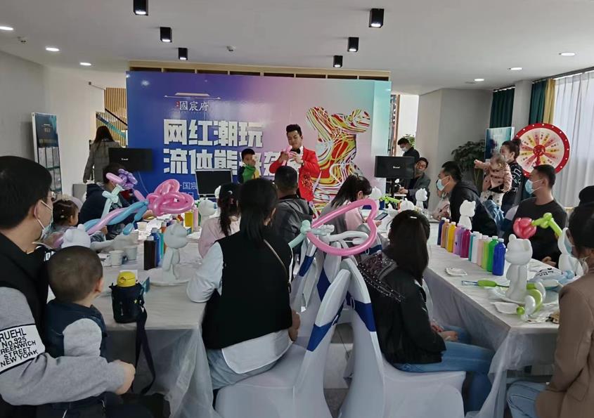  曦隆·國宸府舉辦網紅流體熊DIY活動