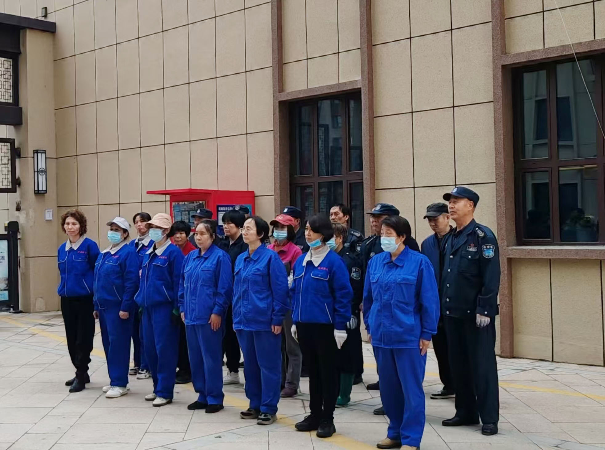 集中打掃地下車庫 提升小區環境品質